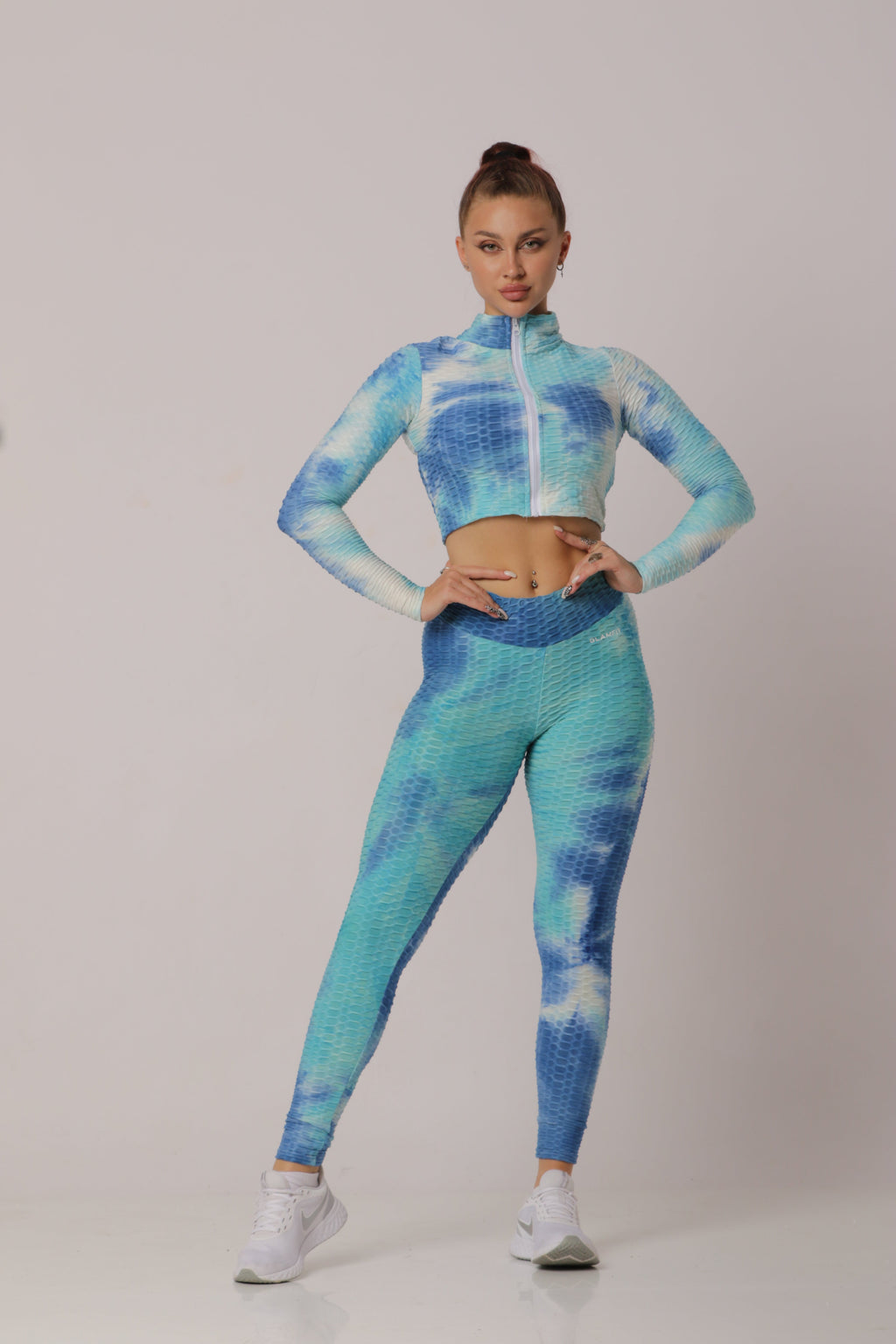 Women Soft Compression Seamless Tie Dye High Waist Leggings Bra and Jacket Set Sky Blue and White