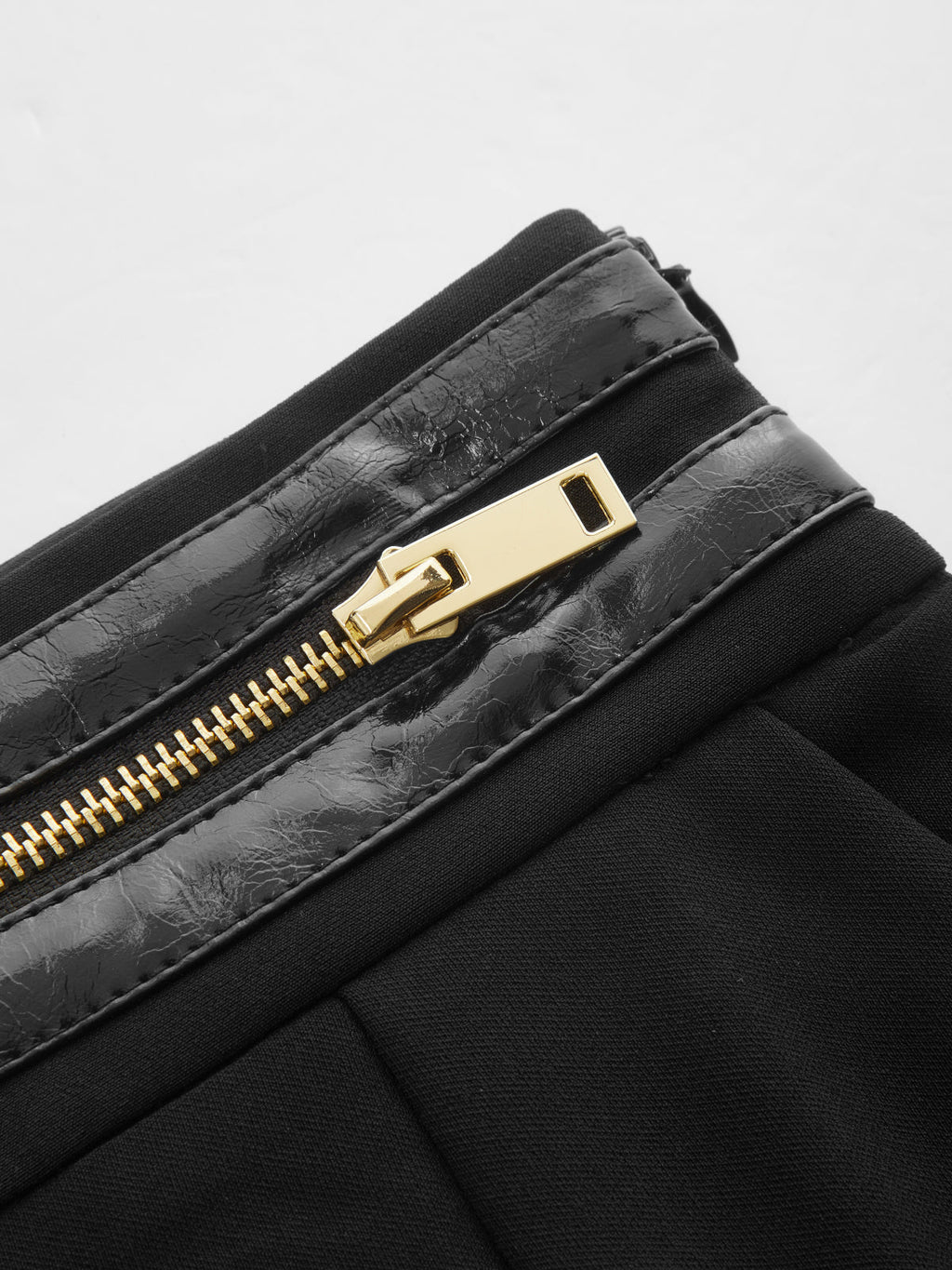Zipper Waistband Pleated Shorts