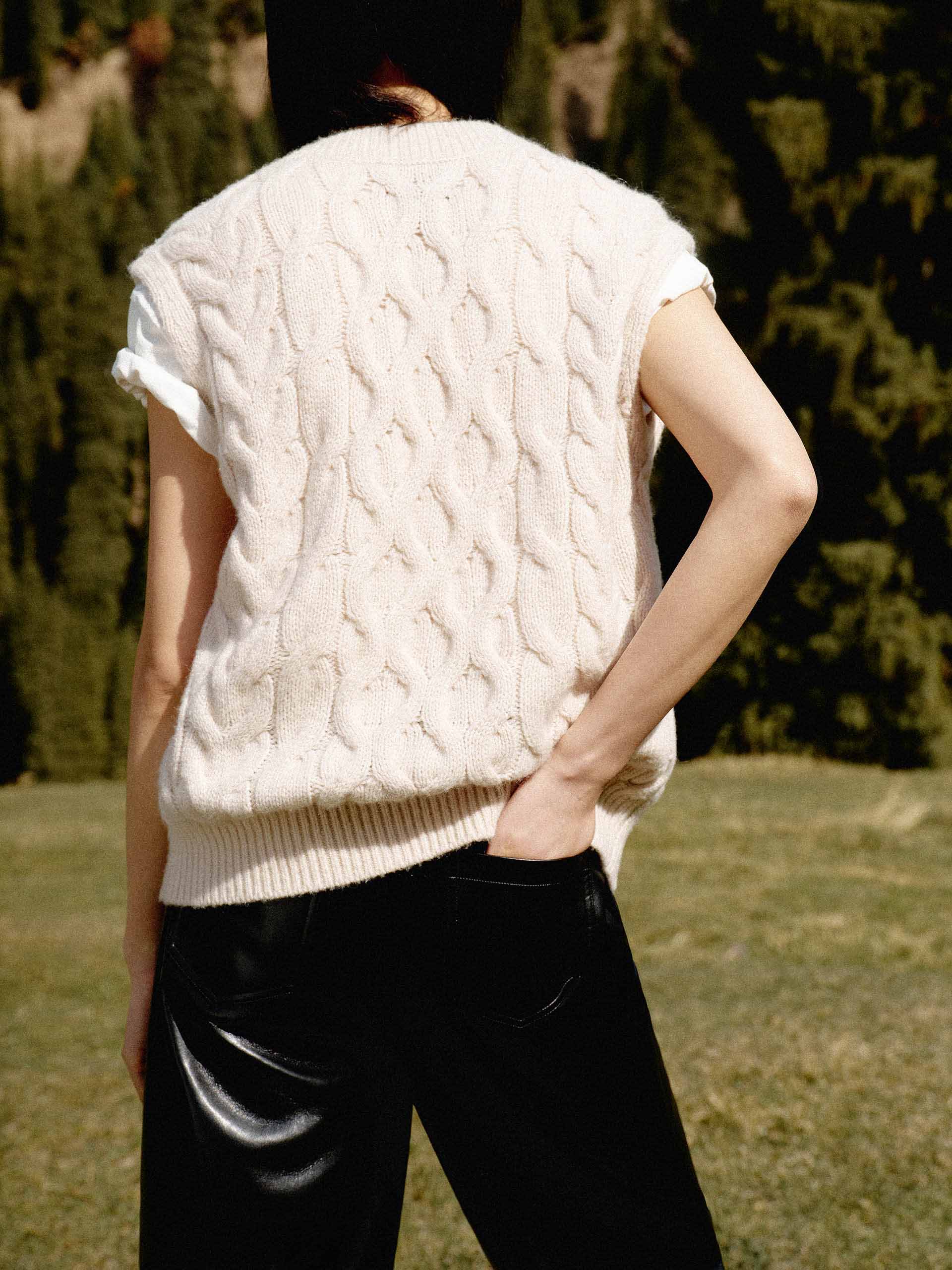 Sleeveless Cable Knitted Top